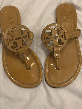 Tory Burch Patent Logo Thong Sandals in Cognac